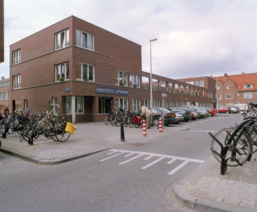 127066 Gezicht op de huizen Niasstraat 8 (links, Tandartsenpraktijk Jaffapark)-lager te Utrecht; links de ingang van de ...